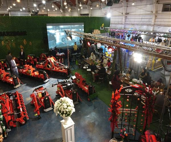 بدینوسیله از شما همراهان عزیز دعوت به عمل می آید تا از غرفه شرکت توسعه کشاورزی مدرن برزگر در چهاردهمین نمایشگاه ماشین آلات کشاورزی و صنایع وابسته از تاریخ 21تا 24 آذر ماه 1402 از ساعت 15 الی 20در محل دائمی نمایشگاه های استان قزوین برگزار می گردد ، بازدید فرمائید .